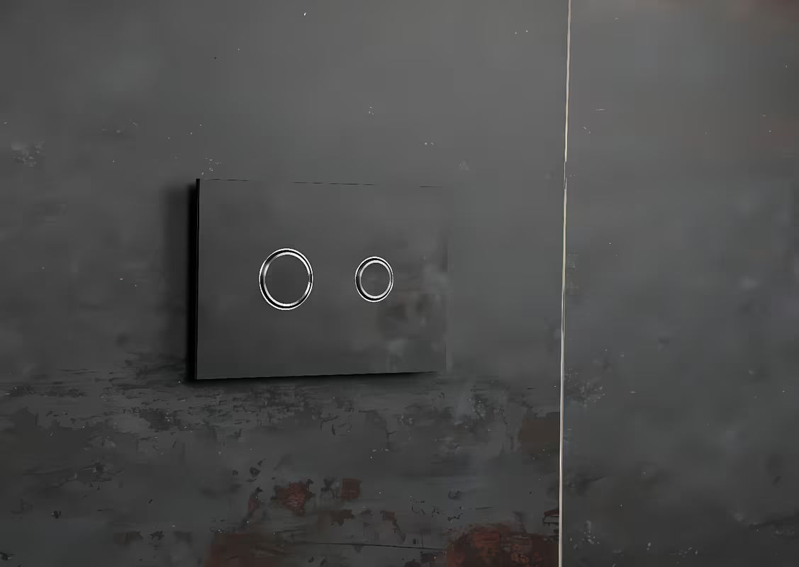 Crno-matne tipka za aktiviranje Alca pro vodokotlića Alcaplast iz serije Metal.