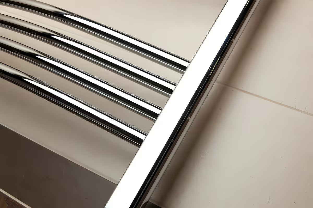 Električni radijator Anima Marcus u krom izvedbi, 45x111,8 cm, s grijaćim štapom i termostatom.