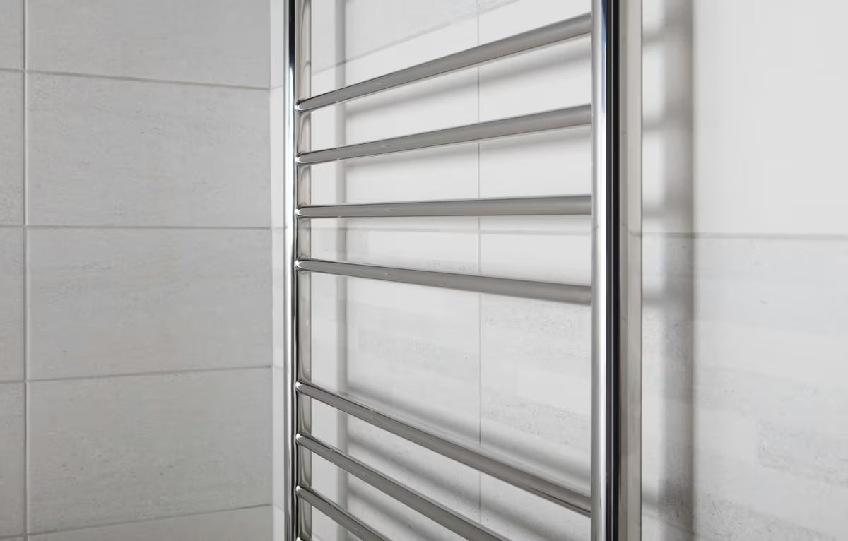 Kombinirani kupaonski radijator Anima Paul 60x120 cm u izvedbi od poliranog nehrđajućeg čelika chrome.