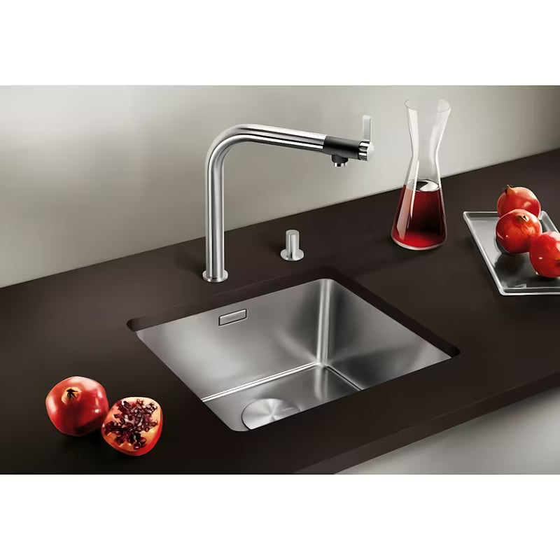 Kuhinjski inox jednostruki sudoper Blanco Andano ispod radne ploče u obradi svilenog sjaja