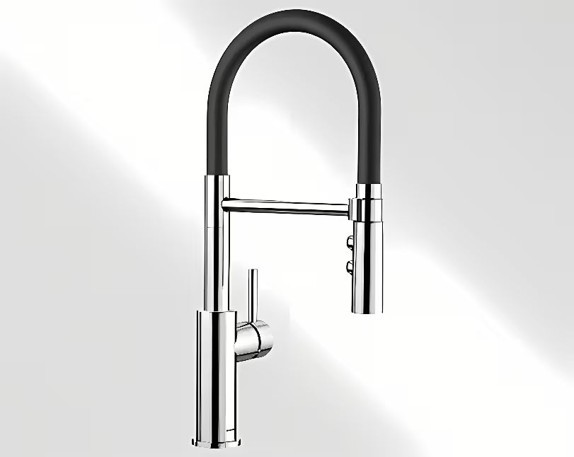 Kromirana miješalica za sudoper Blanco Catris-S Flexo s izvlačnim tušem i okretanjem od 360°.