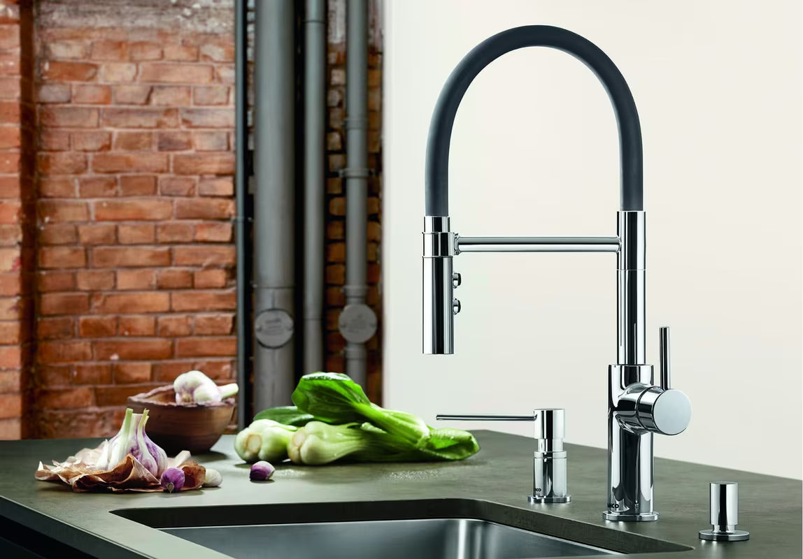 Kromirana miješalica za sudoper Blanco Catris-S Flexo s izvlačnim tušem i okretanjem od 360°.