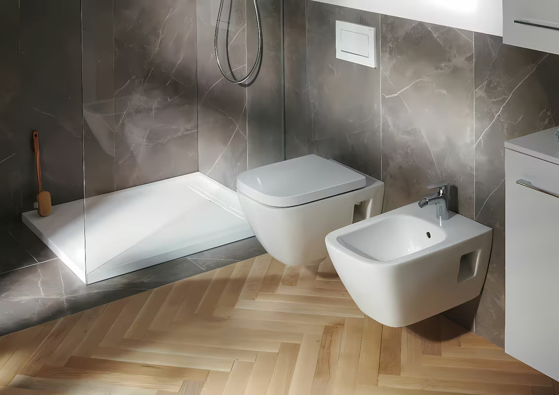 Bijele viseća WC školjka Geberit Selnova Square s tehnologijom Rimfree bez sustava za ispiranje i četvrtastim dizajnom.