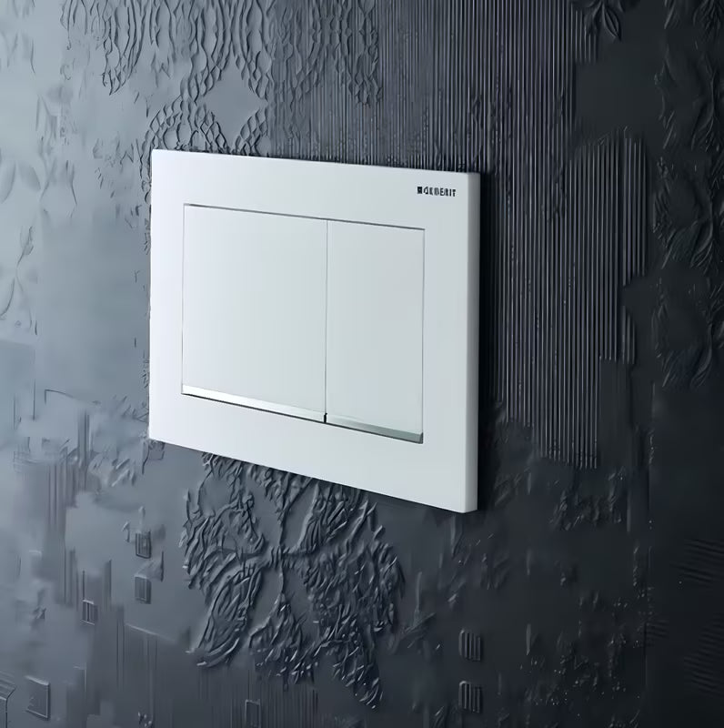 Bijela tipka za aktiviranje Geberit Sigma30 s kromiranom sjajnom trakom pro za podžbukni vodokotlić Geberit Sigma.