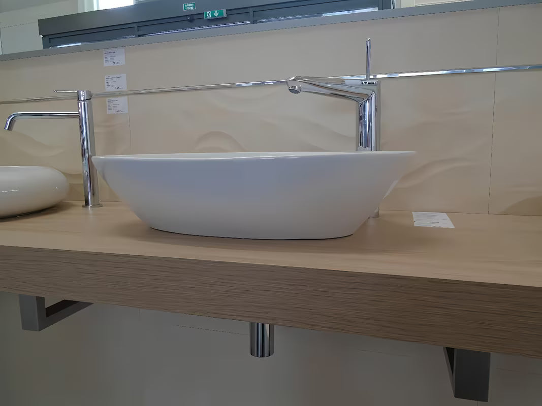 Bijeli keramički umivaonik na ploču Glacera Vallone bez preljeva dimenzija 58,5x38,5 cm.