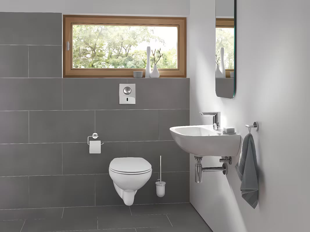 Bijela WC daska Grohe Bau Ceramic od duroplasta s brzim otpuštanjem i šarkama od nehrđajućeg čelika