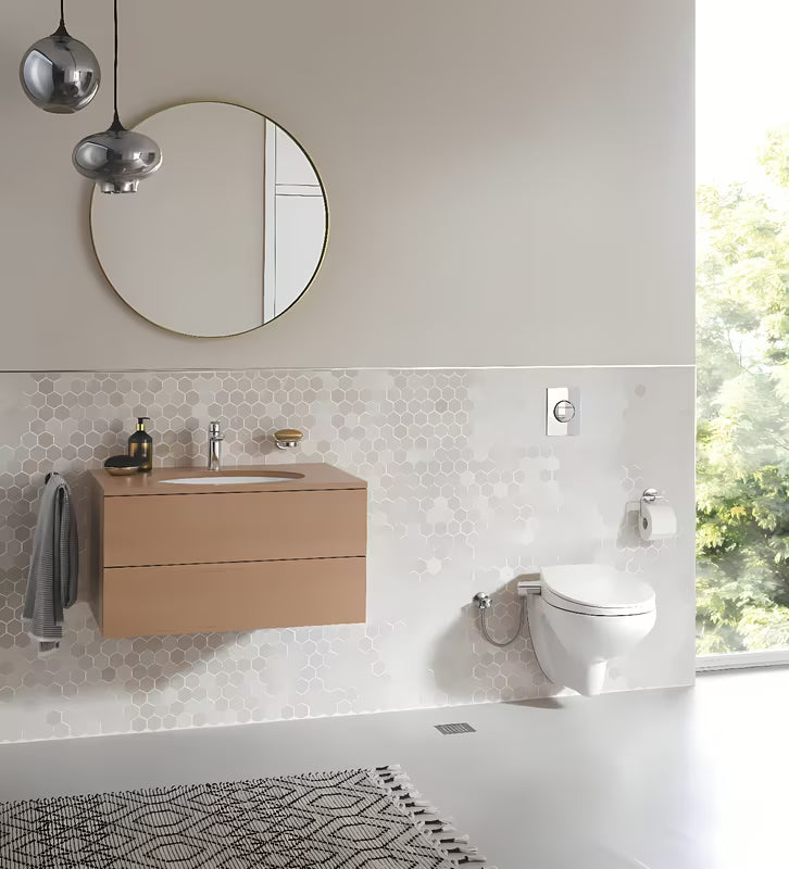 Ručna bide daska Grohe Bau Ceramic od duroplasta s funkcijom soft Close u boji alpine-white.