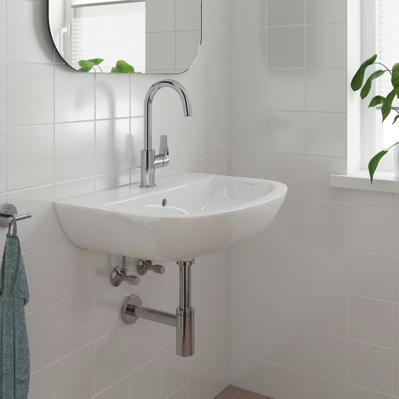 Visoka jednoručna baterija miješalica za umivaonik Grohe bauedge u krom izvedbi s odvodom.