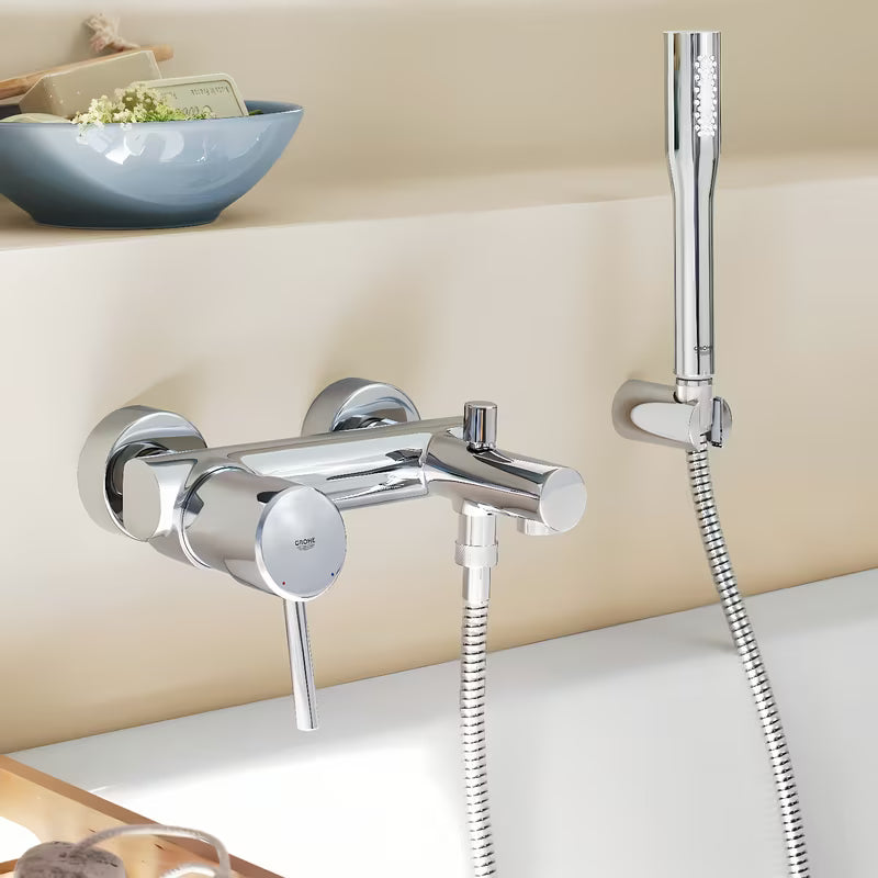 Kromirana zidna miješalica za kadu Grohe Concetto New s tuš setom s automatskim prebacivanjem kada/tuš.