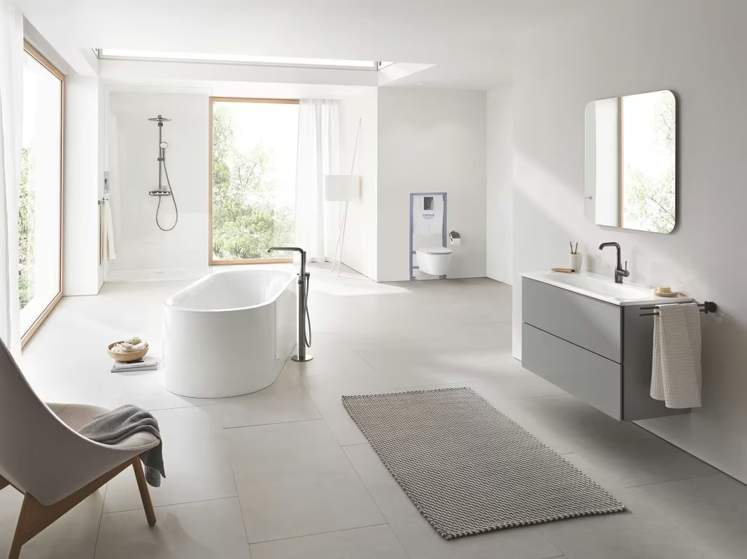Jednoručna Baterija stojeća miješalica za umivaonik Grohe Essence s odvodom u izvedbi hard graphite.