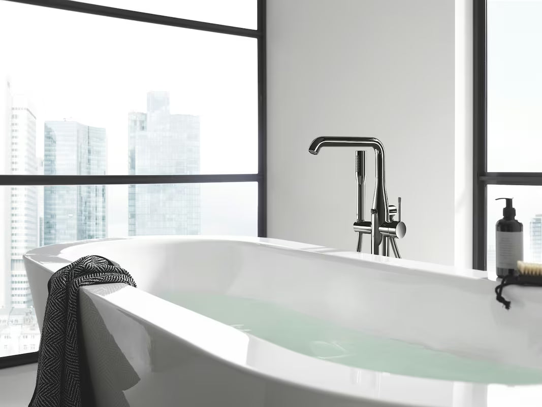 Podna miješalica za kadu Grohe Essence New s tuš setom u završnoj obradi Hard Graphite.