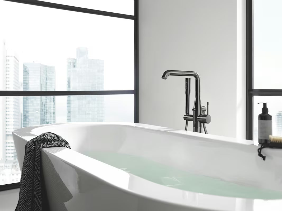 Podna miješalica za kadu Grohe Essence New s ručnim tušem u završnoj obradi brushed hard graphite.