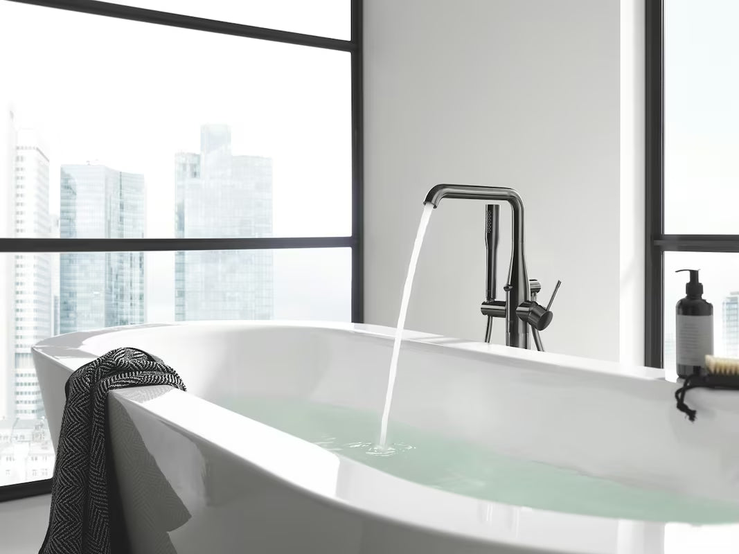 Podna miješalica za kadu Grohe Essence New s ručnim tušem u završnoj obradi brushed hard graphite.