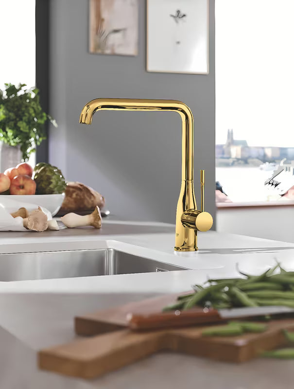 Grohe Essence New jednoručna baterija miješalica za sudoper s visokim okretnim izljevom u izvedbi cool sunrise.