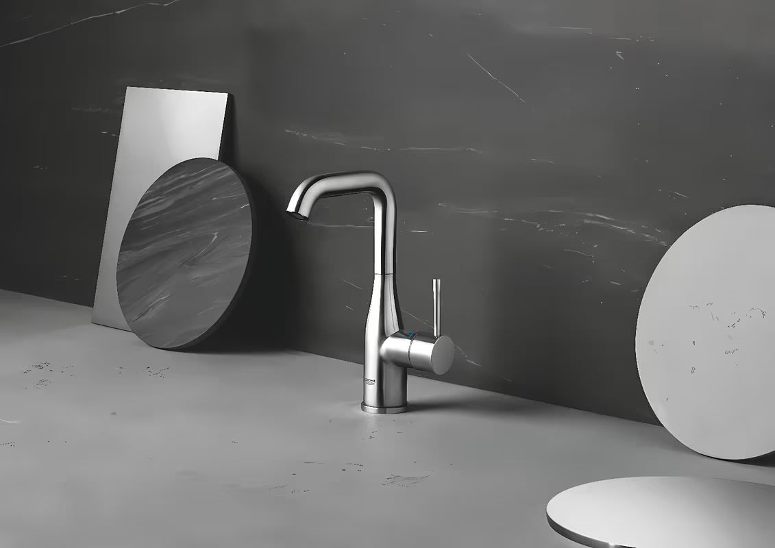 Visoka jednoručna baterija miješalica za umivaonik Grohe Essence New u izvedbi supersteel sa zakretnim izljevom