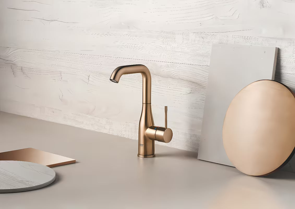 Visoka jednoručna baterija miješalica za umivaonik Grohe Essence New u završnoj obradi Brushed Warm Sunset s okretnim izljevom.