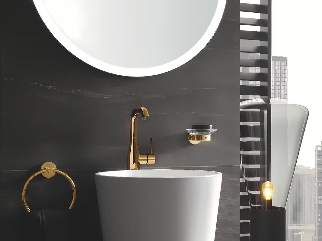 Visoka jednoručna baterija miješalica za umivaonik Grohe Essence New u završnoj obradi Cool Sunrise sa zakretnim izljevom.
