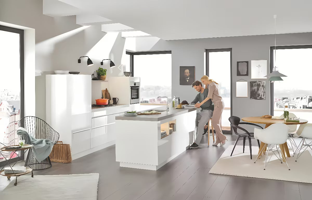 Kuhinjska slavina za sudoper Grohe Essence New s visokim zakretnim izljevom u izvedbi supersteel.