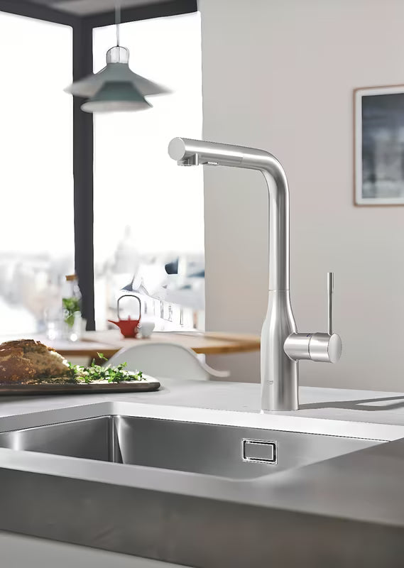 Grohe Essence New miješalica za sudoper s visokim zakretnim izljevom i izvlačnim tušem u završnoj obradi supersteel.