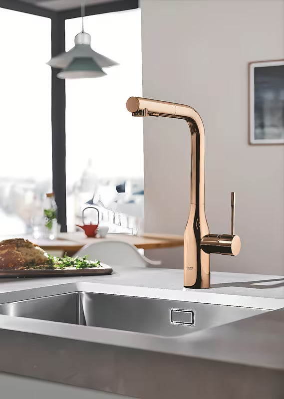 Miješalica za Sudoper Grohe Essence New s visokim okretnim izljevom i izvlačnim tušem u boji warm sunset.