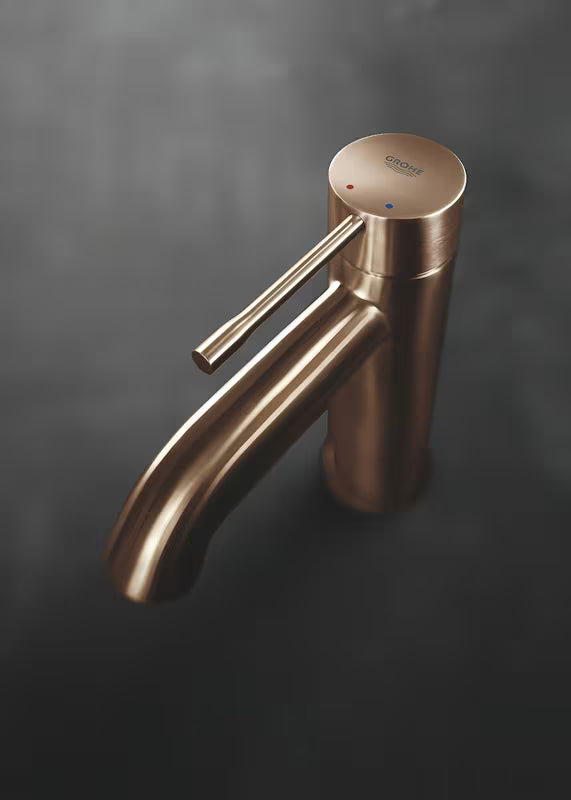 Umivaonička jednoručna baterija slavina Grohe Essence New s visokim izljevom u završnoj obradi Brushed Warm Sunset.