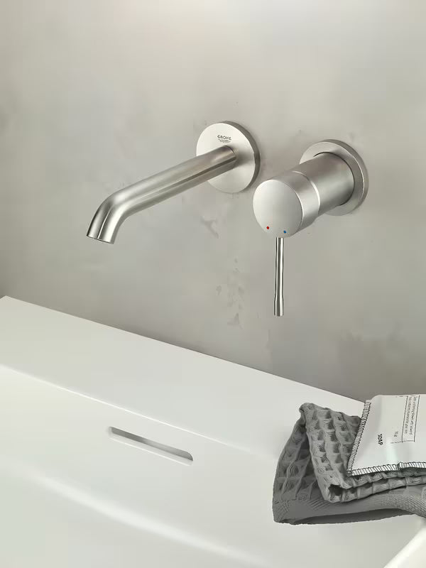 Podžbukna miješalica za umivaonik Grohe Essence New u mat izvedbi supersteel pro za zidnu montažu.