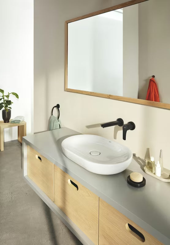 Metalni držač ručnika Grohe Essentials u mat crnoj izvedbi sa skrivenim pričvršćenjem