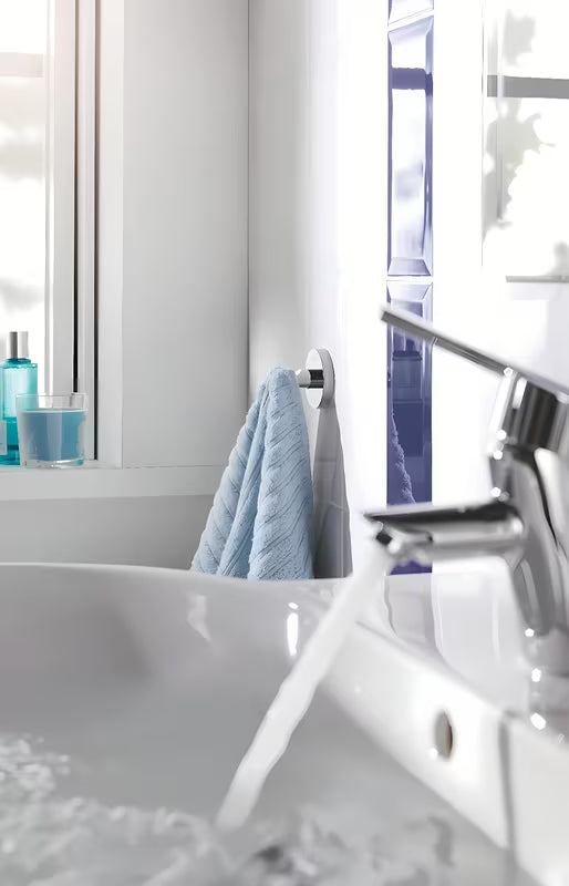 Kromirana kukica za ogrtač kukica Grohe Essentials sa skrivenim pričvršćenjem na okrugloj zidnoj rozeti.