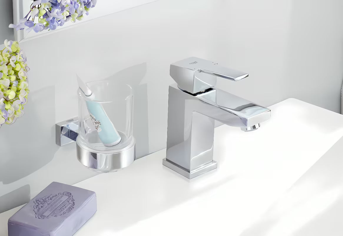 Kromirani zidni držač Grohe Essentials Cube pro za čašu, sapunicu ili dozator sa skrivenim pričvršćenjem.