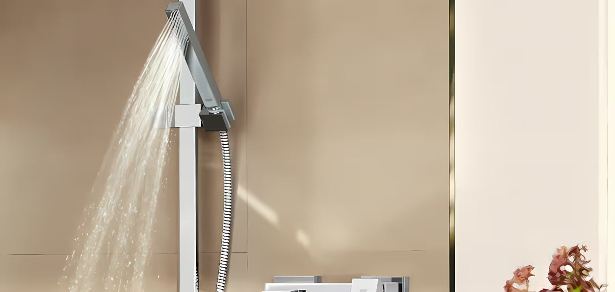 Set za Kadu Grohe Euphoria Cube u krom izvedbi s ručnim tušem, držačem i crijevom za tuš Silverflex 1 250 mm.