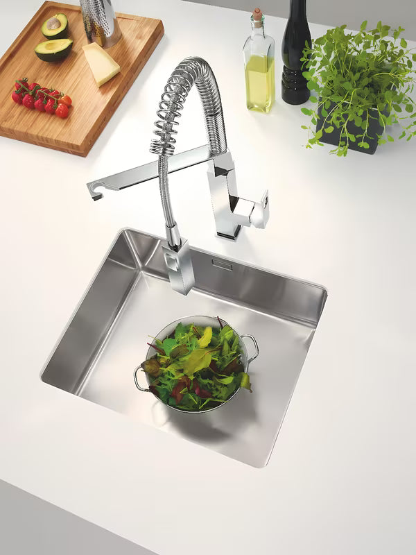 Jednoručna Baterija stojeća miješalica za sudoper Grohe Eurocube s okretnim izljevom u izvedbi supersteel.