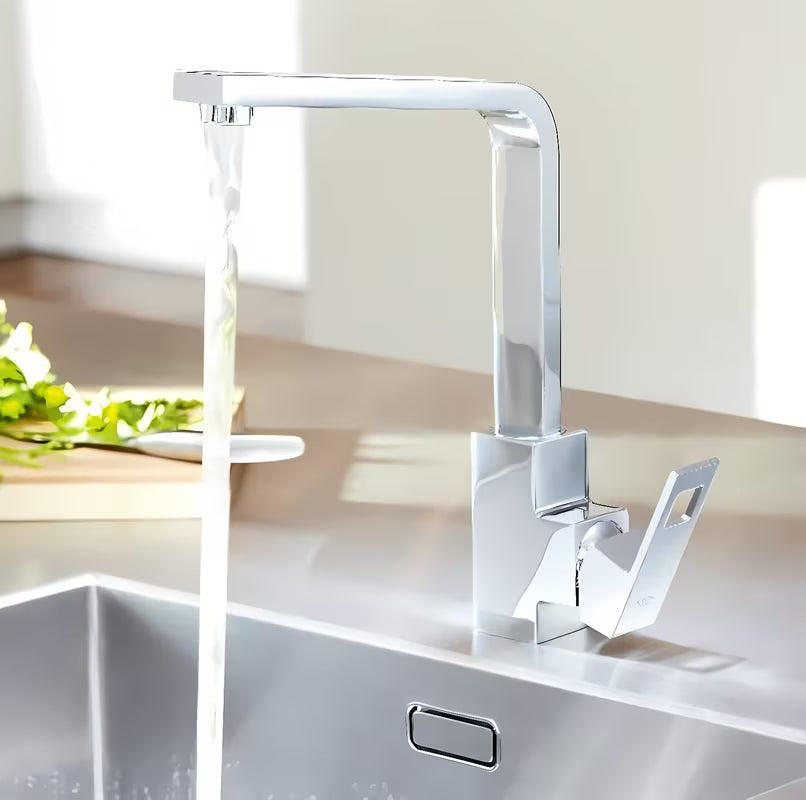 Kromirana miješalica za sudoper Grohe Eurocube s visokim zakretnim izljevom u četvrtastom dizajnu.