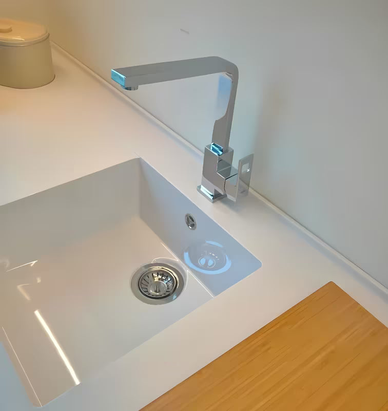 Kromirana miješalica za sudoper Grohe Eurocube s visokim zakretnim izljevom u četvrtastom dizajnu.