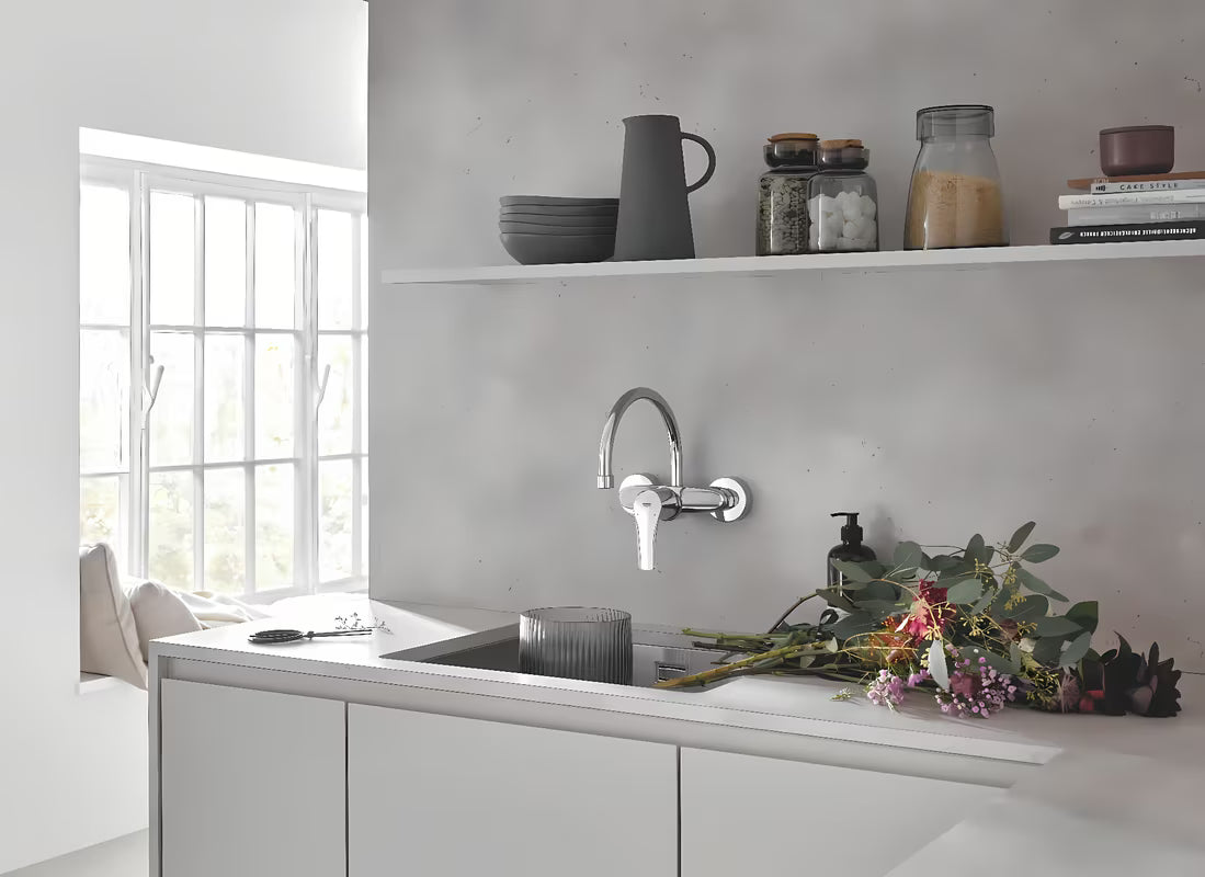 Grohe Eurosmart New jednoručna baterija zidna miješalica za sudoper u krom izvedbi s okretnim izljevom.