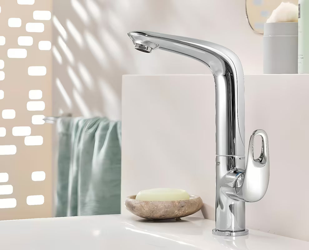 Visoka jednoručna baterija miješalica za umivaonik Grohe Eurostyle New u krom izvedbi sa zakretnim izljevom i odvodnim setom.