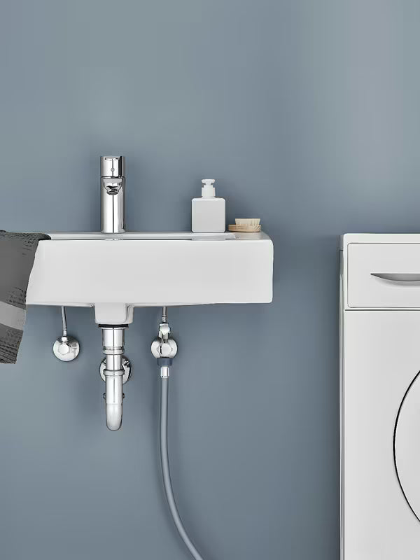 Kutni ventil Grohe pro za zidnu ugradnju s nepovratnim ventilom i metalnom rozetom.