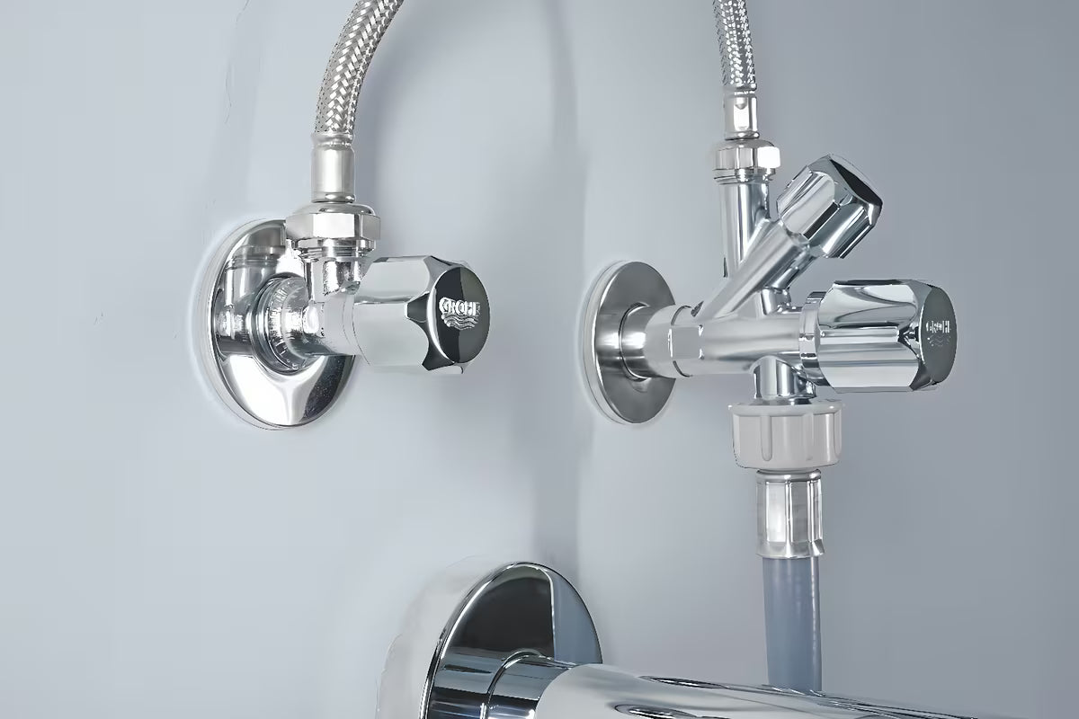 Kutni ventil Grohe pro za zidnu ugradnju s nepovratnim ventilom i metalnom rozetom.