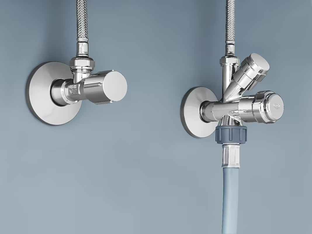Kutni ventil Grohe u izvedbi chrome s metalnom rozetom i ergonomskom metalnom ručkom.