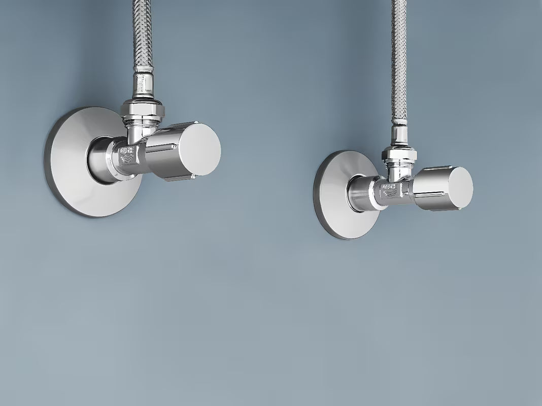 Kutni ventil Grohe u izvedbi chrome s metalnom rozetom i ergonomskom metalnom ručkom.