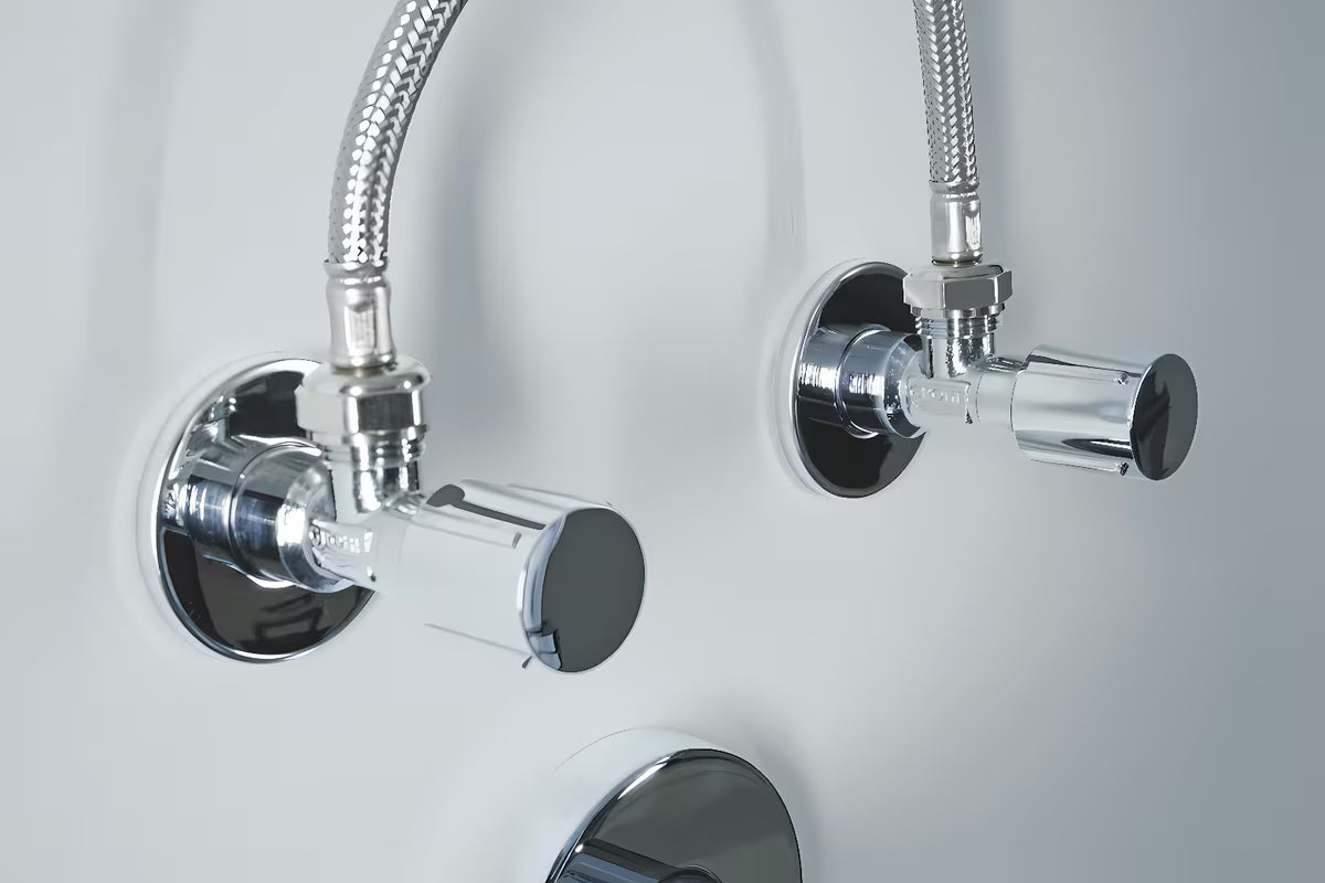 Kutni ventil Grohe u izvedbi chrome s metalnom rozetom i ergonomskom metalnom ručkom.