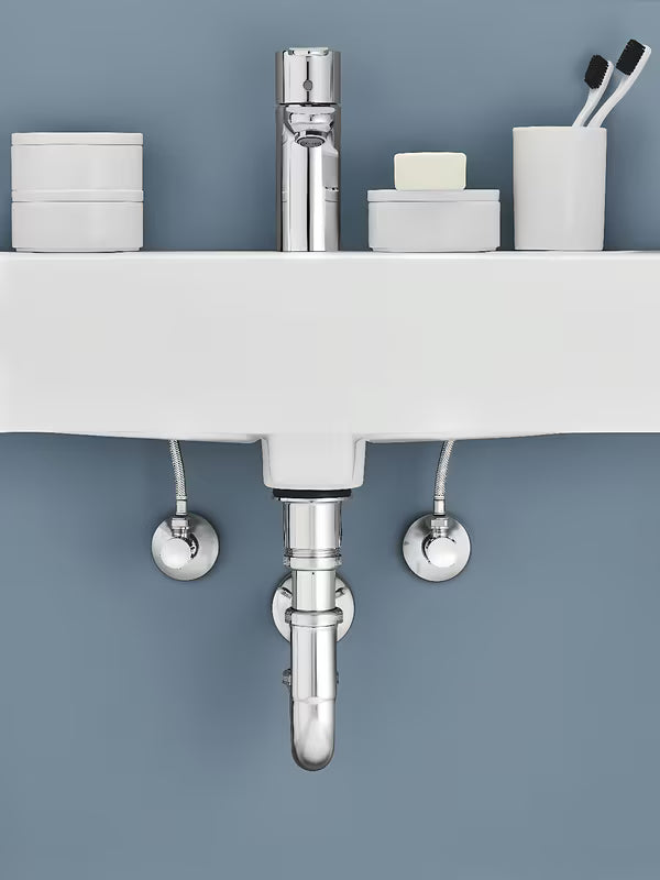 Kutni ventil Grohe u izvedbi chrome s metalnom rozetom i ergonomskom metalnom ručkom.