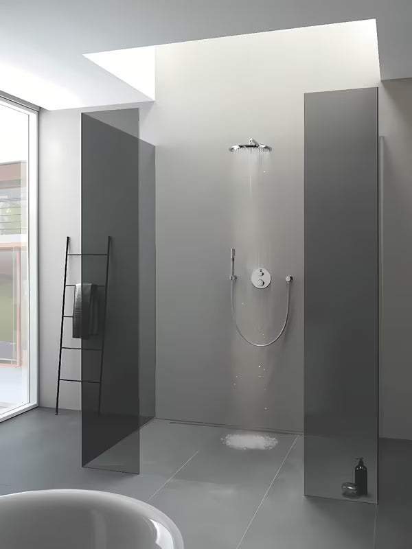 Podžbukna termostatska miješalica za tuš Grohe Grohtherm u krom izvedbi pro nadglavni i ručni tuš.