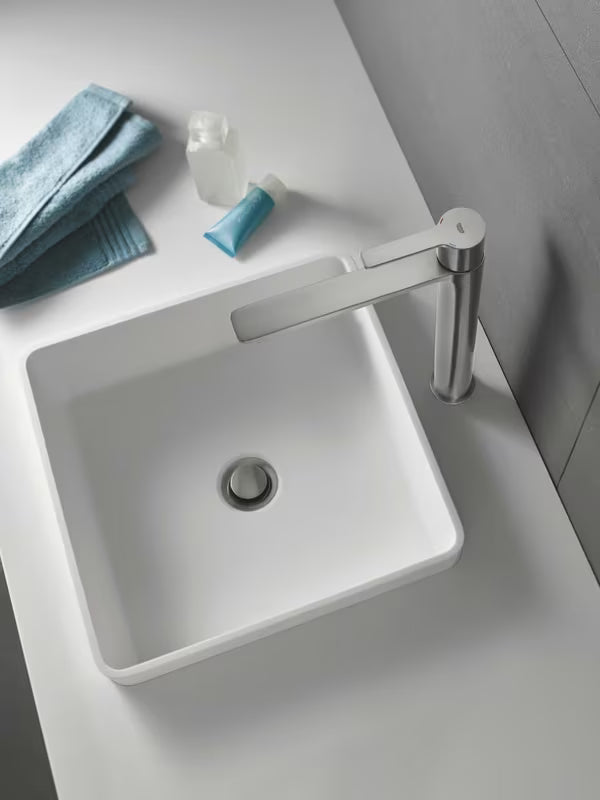 Visoka jednoručna baterija miješalica za umivaonik Grohe Lineare u izvedbi supersteel pro samostojeći umivaonik