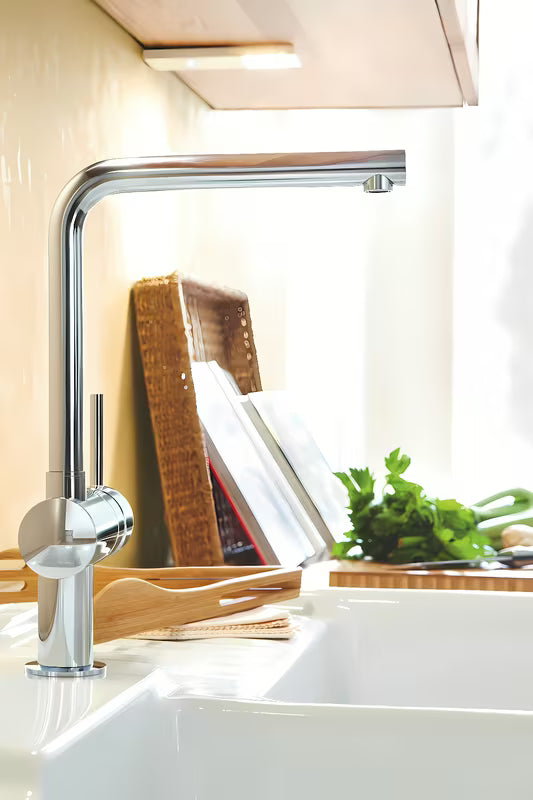 Kromirana miješalica za sudoper Grohe Minta s L izljevom, zakretnim izljevom i izvlačnim tušem