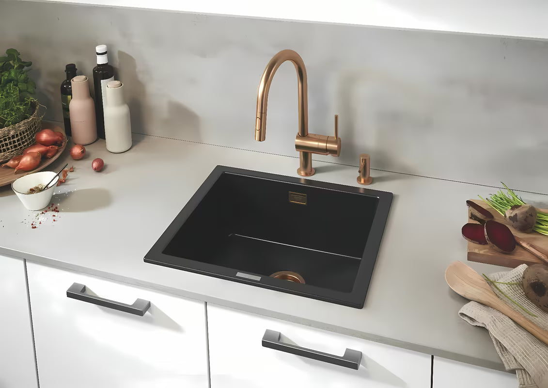 Kuhinjska slavina za sudoper Grohe Minta s visokim C-izljevom i izvlačnim tušem u brušenom warm sunset.