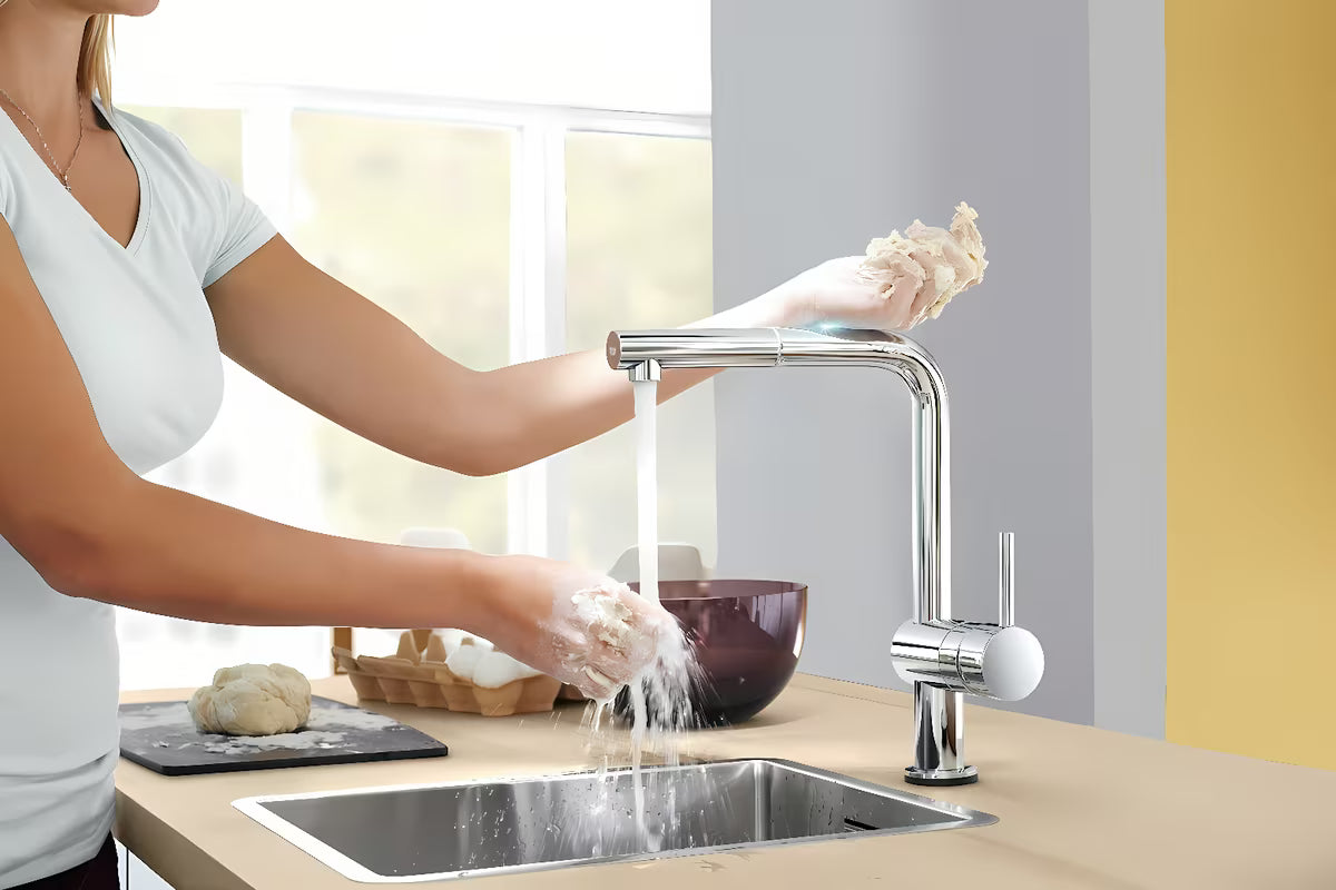 Kromirana senzorska miješalica za sudoper Grohe Minta Touch sa zakretnim L-izljevom i izvlačnim perlatorom