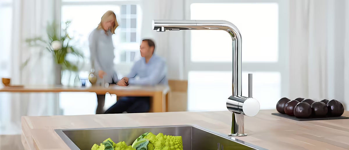 Kromirana senzorska miješalica za sudoper Grohe Minta Touch sa zakretnim L-izljevom i izvlačnim perlatorom