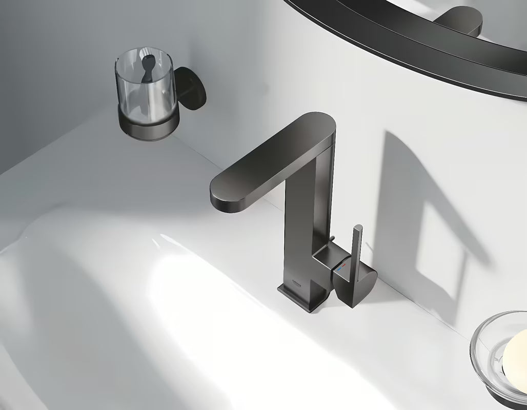 Visoka miješalica za Umivaonik Grohe Plus s izvlačnim izljevom u izvedbi brušeni Hard Graphite.