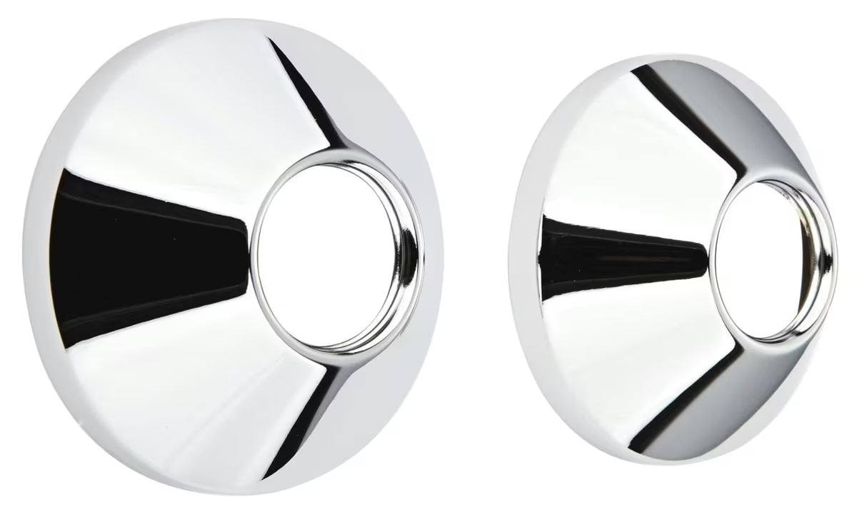 Kromirana pokrivna rozeta Grohe pro za prekrivanje instalacijskih otvora i uredan izgled kupaonice.