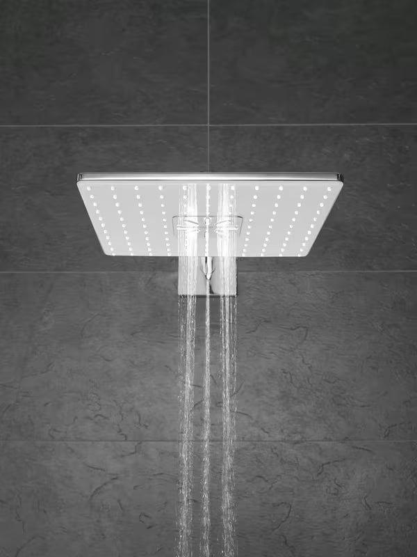 Nadglavni tuš Grohe Rainshower smartactive 310 Cube s bijelom tuš ružom i zidnim krakom